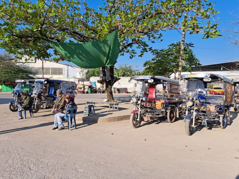 Provinciehoofdstad Loei 14 Bij het busstation staan de taxi's en de motortoektoeks te wachten © Bert Sitters
