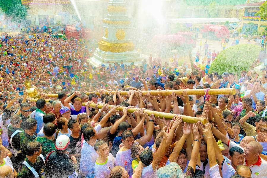 Songkram, het gouden Boeddhabeeld wordt de tempel weer ingedragen na een ereronde door de stad © TAT
