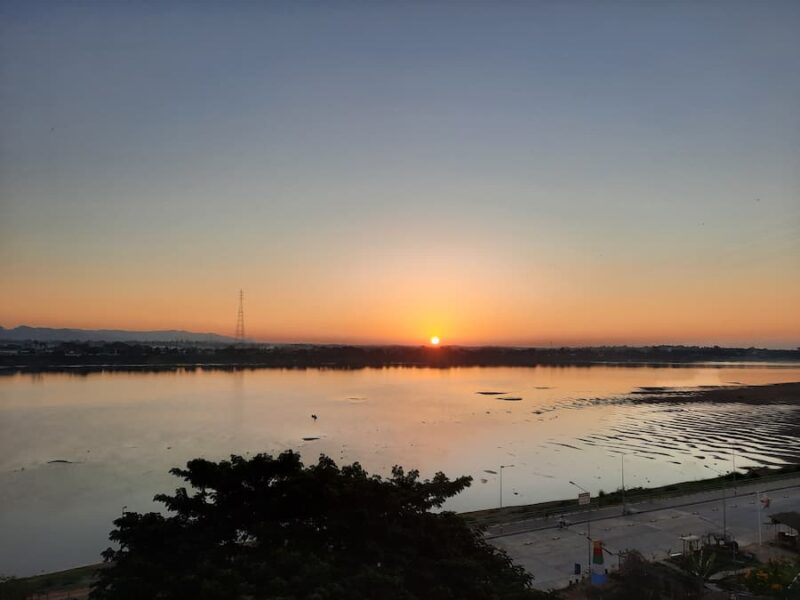 provinciehoofdstad Nakhon Phanom 19 Zonopkomst vanuit jouw hotelkamer © Bert Sitters