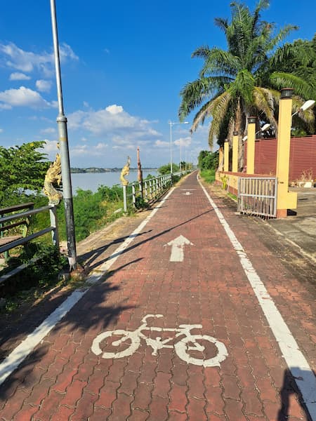 Fietspad langs de Mekong © Bert Sitters