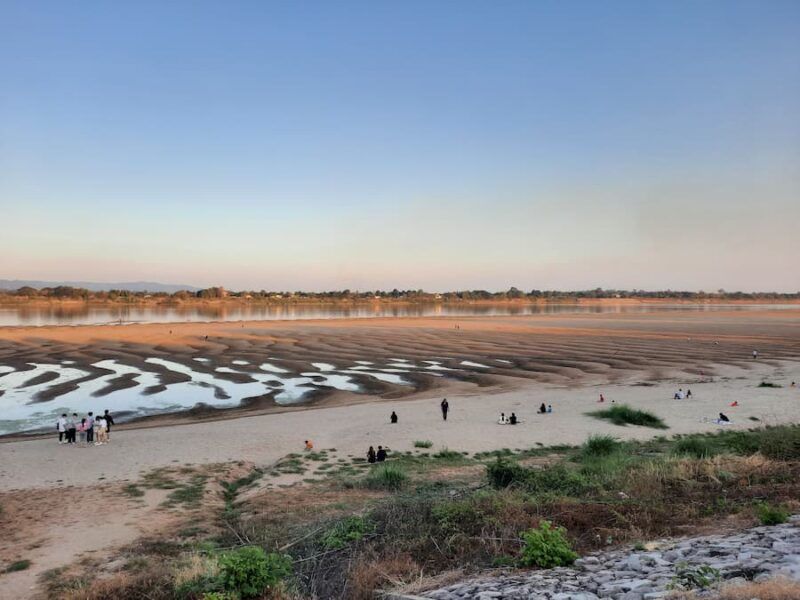 provinciehoofdstad Nakhon Phanom 18 Uitzicht over het strand aan de Mekong © Bert Sitters