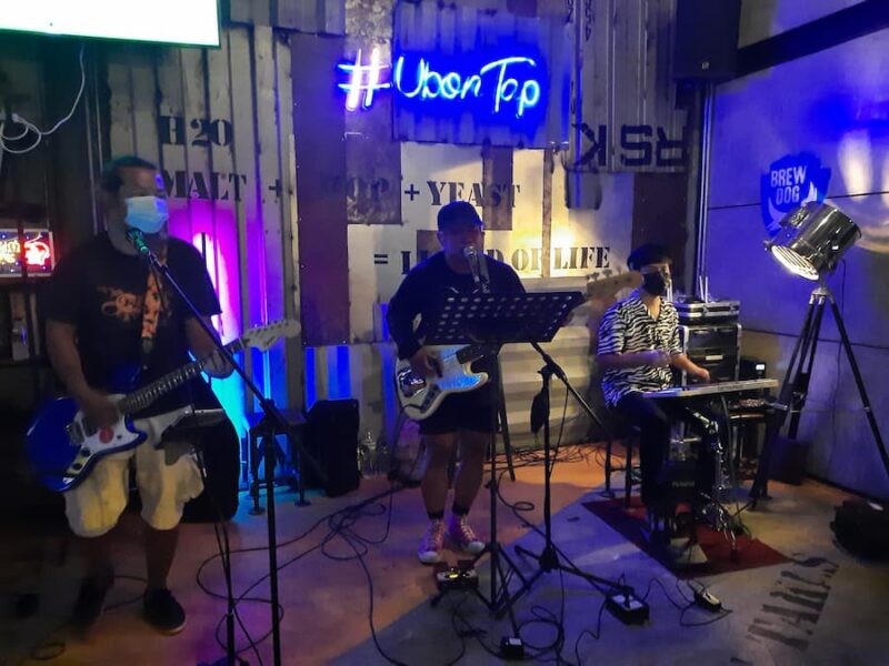 Ubon Ratchathani provinciehoofdstad 22 Live muziek in Ubon Tap Taste House © Bert Sitters