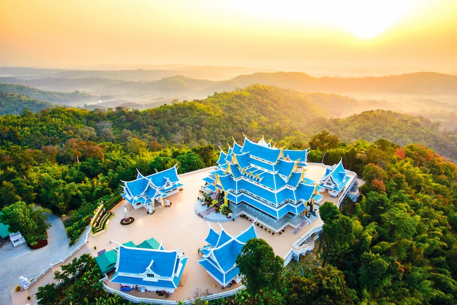 De bergen in het noordwesten van Udon Thani 14 De Bauwe Bostempel schittert op de bergtop © TAT