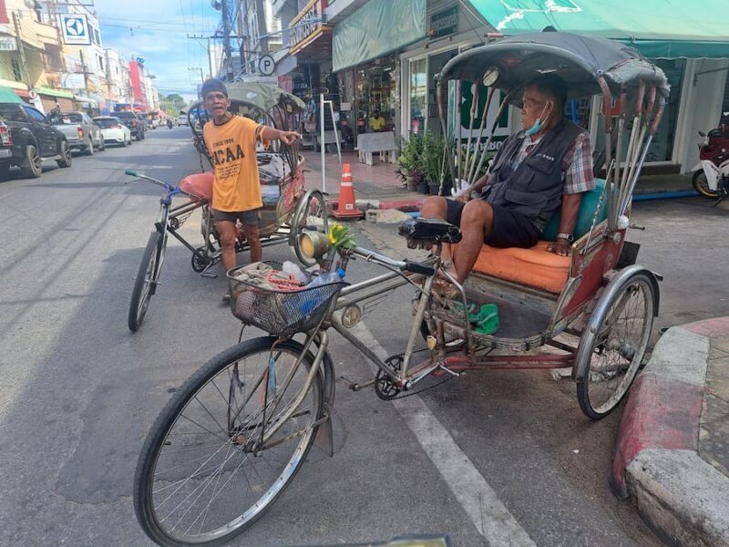 Yasothon provinciehoofdstad 35 Fietstaxi's in Yasothon © Bert Sitters