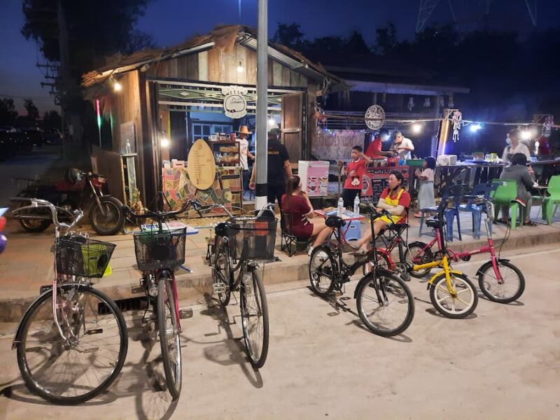 provinciehoofdstad Nakhon Phanom 21 Eten op de Mekongkade © Bert Sitters
