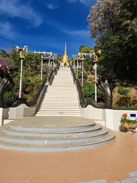 De bergen in het noordwesten van Udon Thani 16 De lange trap naar Ong Phra Pathom Rattana Buraphachan Maha Chedi © Bert Sitters