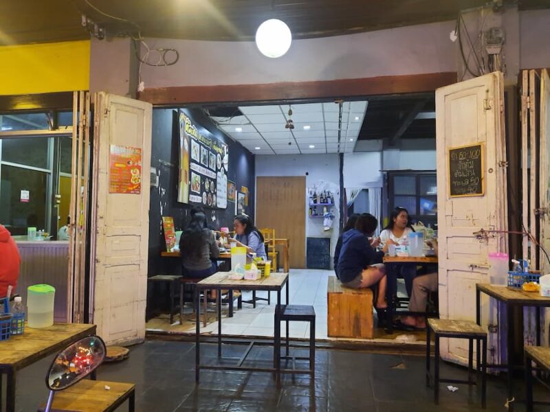 provinciehoofdstad Nakhon Phanom 22 Leuke tentjes volop bij de klokkentoren © Bert Sitters