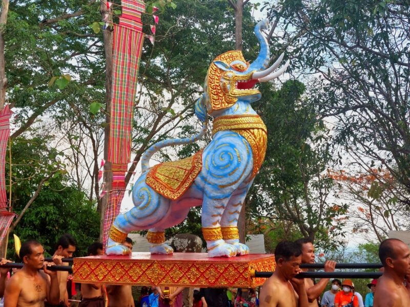 Khmertempels in Buriram 3 Stoere mannen dragen de beelden naar Phanom Rung © TAT