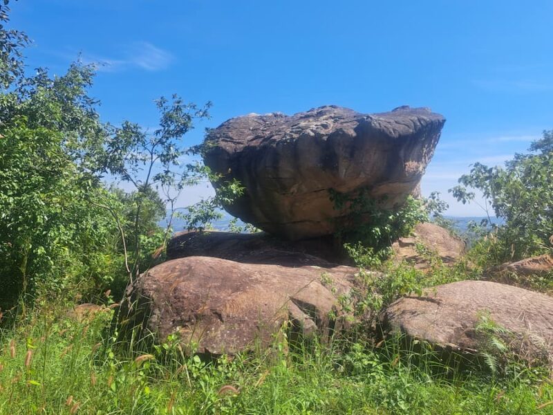 Mo Hin Khao (het Thaise Stonehenge) in Chaiyaphum 3 Wandeling langs stenen © Bert Sitters