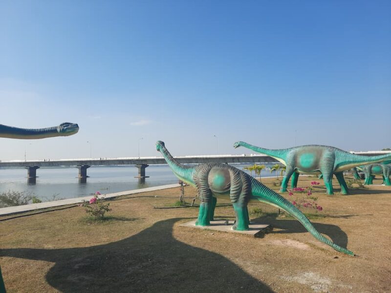 Lam Pao stuwmeer in de provincie Kalasin 6 Thesuda Bridge de enige verbindinfg over het uitgestrekte Lam Pao Lam stuwmeer © Bert Sitters