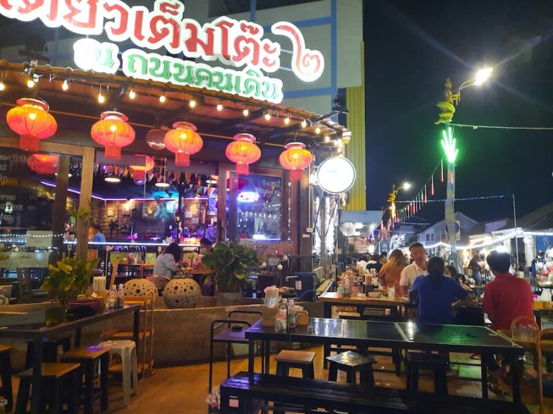 provinciehoofdstad Nakhon Phanom 23 Avondleven op een terras © Bert Sitters