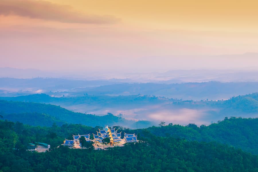 De bergen in het noordwesten van Udon Thani 17 Geheimzinnige nevelslierten boven de bergen in het noordwesten van Undon Thani © TAT