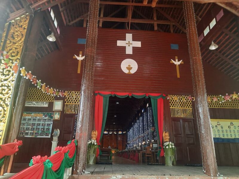 Kwam Toei het katholieke dorp 8 Een kerk met in de architectuur historische Thaise elementen © Bert Sitters
