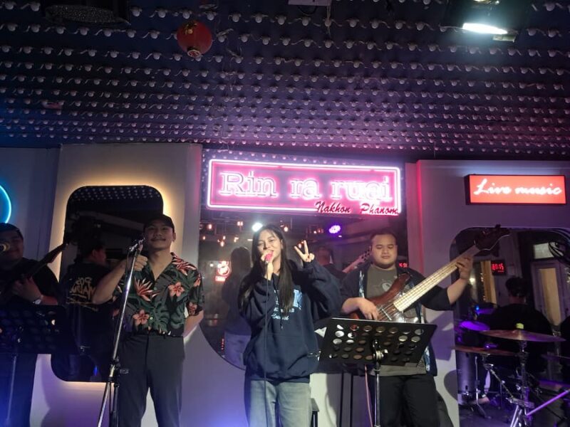 provinciehoofdstad Nakhon Phanom 26 Live muziek © Bert Sitters