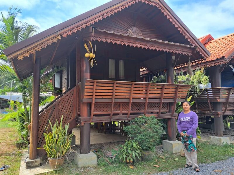 De bergen in het noordwesten van Udon Thani 19 Isret voor haar Tungkun Home Stay © Bert Sitters