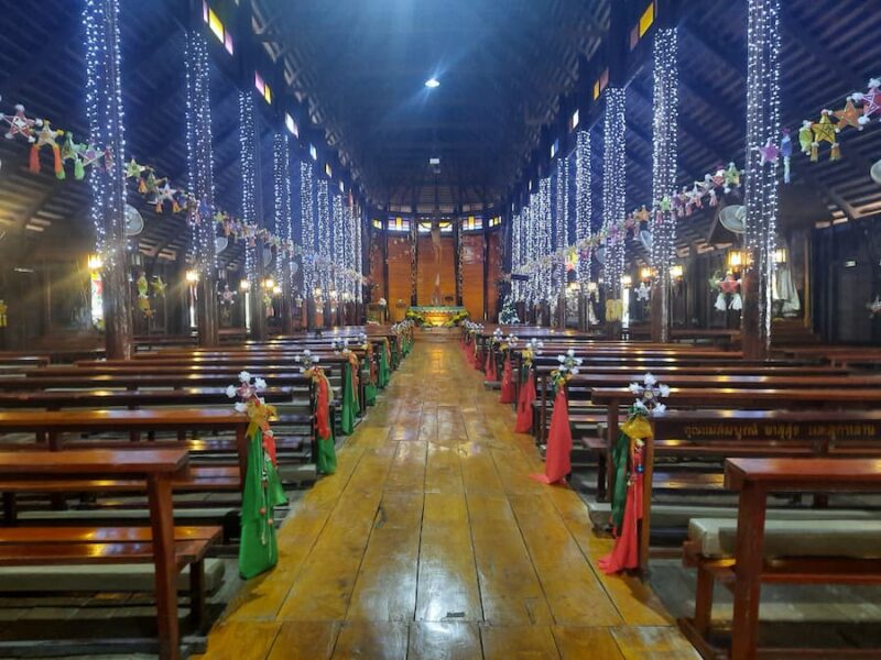 Kwam Toei het katholieke dorp 7 De grootse houten kerk van Thailand © Bert Sitters