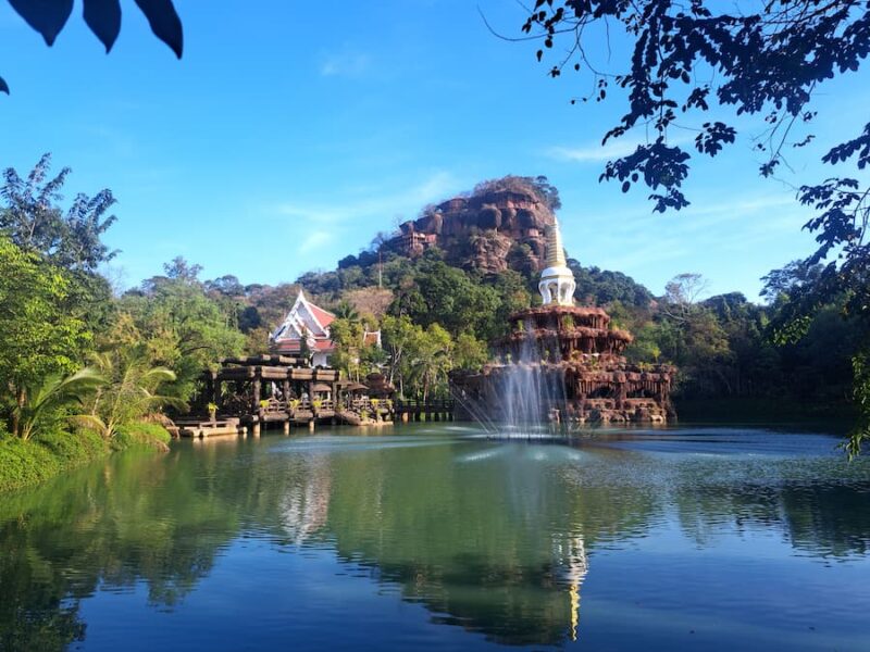 Heuvellandschap in het oosten van Bueng Kan 3 Wat Phu Thuk in Bueng Kan © Bert Sitters