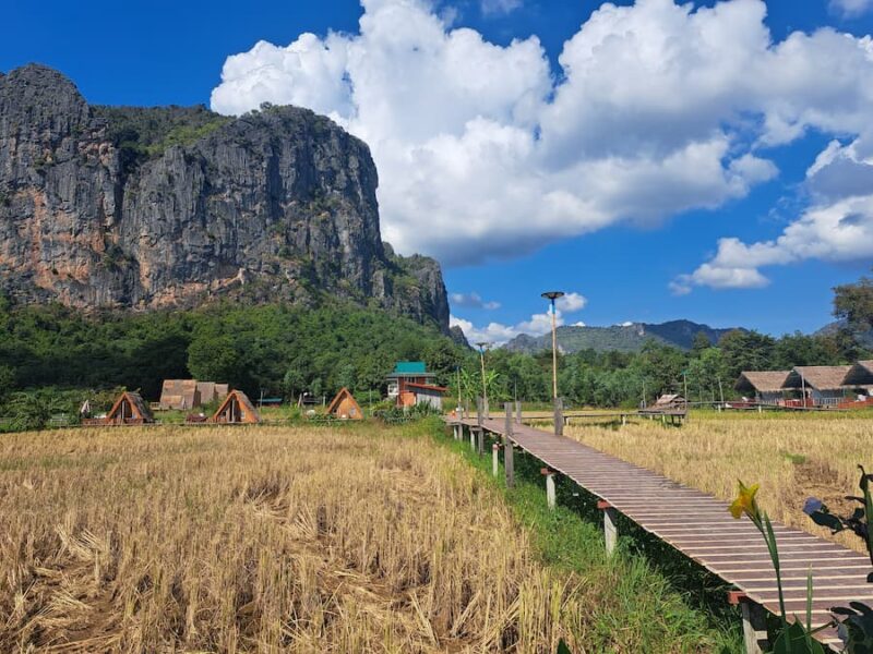 Phu Pa Man District 3 Resortje met op de achtergrond Phu Pa Man National Park © Bert Sitters