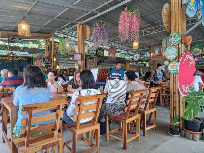 De bergen in het noordwesten van Udon Thani 20 Mae Pen Kahnom Jeen Restaurant op 500 meter van Thongkun Home Stay © Bert Sitters
