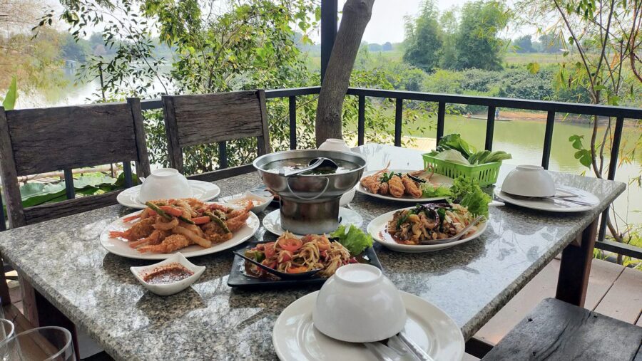 Chi River in Roi Et 3 Eten aan de rivier © Bert Sitters