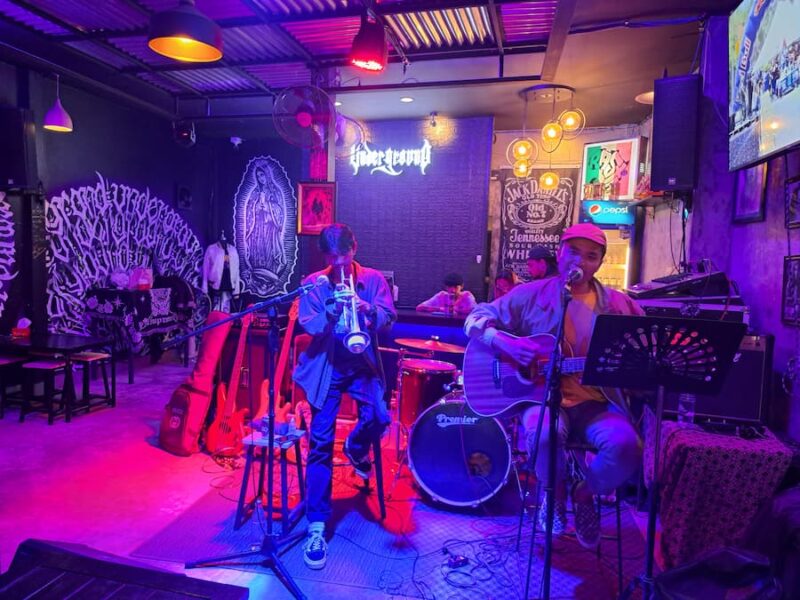 Surin provinciehoofdstad, olifanten en zijde 20 Voldoende keuze uit live muziek © Bert Sitters