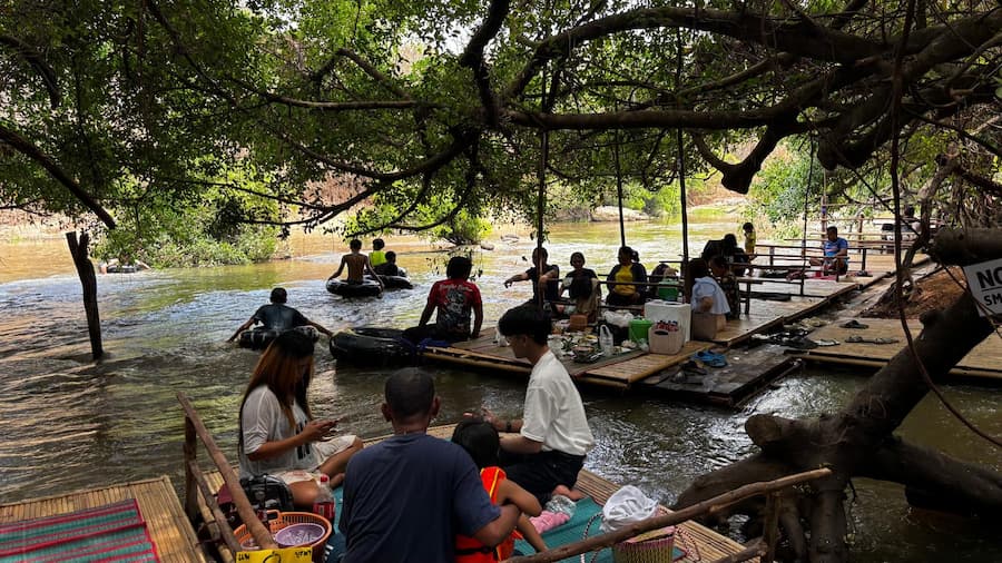De Mun en de Chi in Ubon Ratchatani 3 Watergenoegens en lekker eten bij Kaeng Hai © Bert Sitters