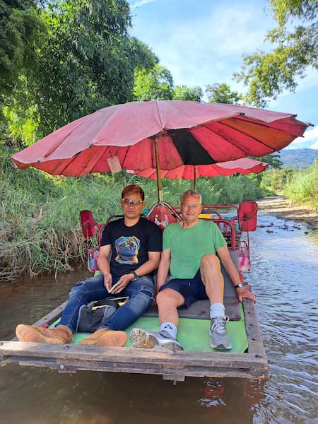 De bergen in het noordwesten van Udon Thani 22 Door de rivier © Bert Sitters