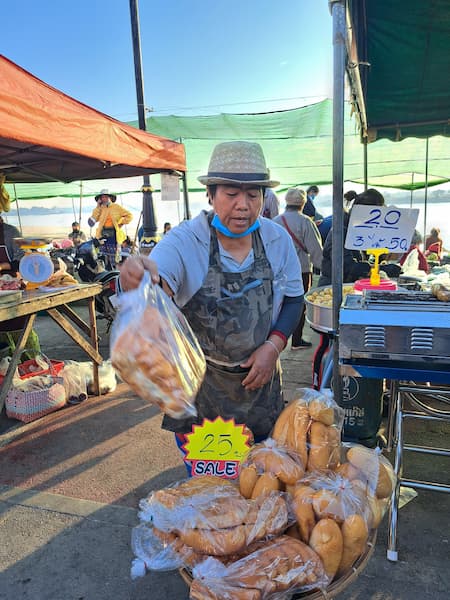 That Phanom 7 Verse baquetjes aan de Mekong © Bert Sitters