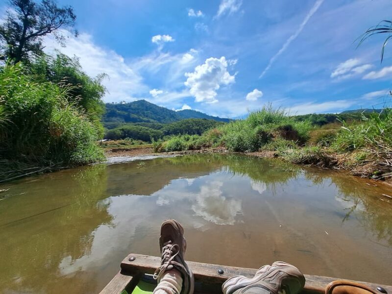 De bergen in het noordwesten van Udon Thani 23 Voorop het trekkertje heb je het beste uitzicht © Bert Sitters