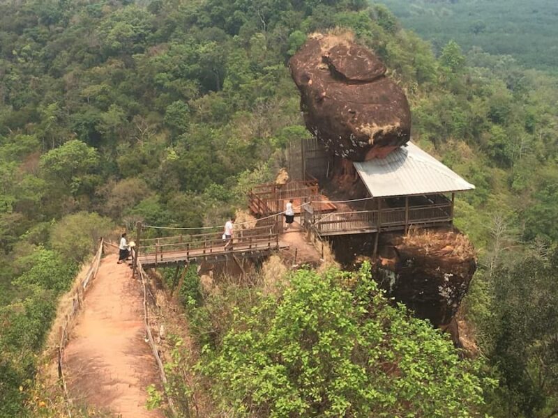 Heuvellandschap in het oosten van Bueng Kan 5 De kleine tempel op de duim naast Wat Phu Thok © Robert Merks