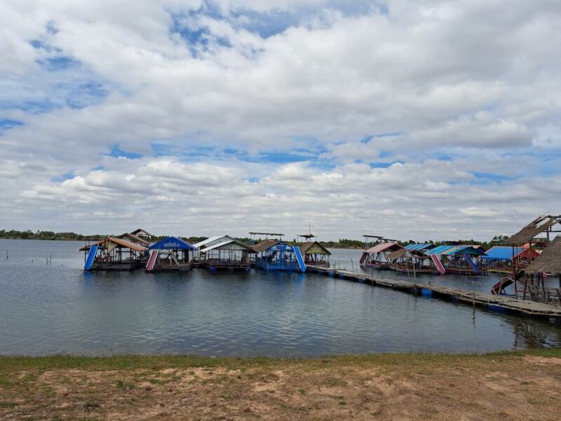 Chi River in Roi Et 10 Aan het Tung Kula Lake kun je een vlot huren met een glijbaan © Bert Sitters