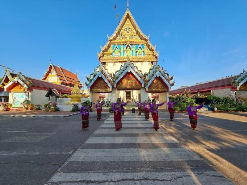 Een traditionele dans voor de tempel © Bert Sitters