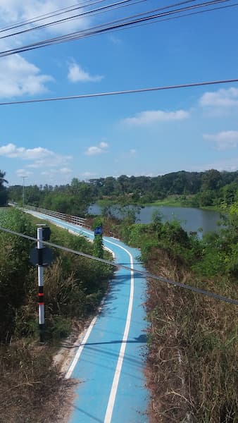 Het blauwe fietspad in betere tijden © Bert Sitters