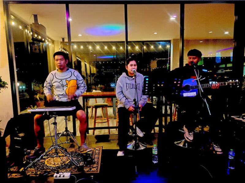 Khong Chiam 6 Live muziek in Wing'z Up © Bert Sitters