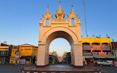 Achter de poort ligt de strook van de oude stad aan de Mekong © Bert Sitters