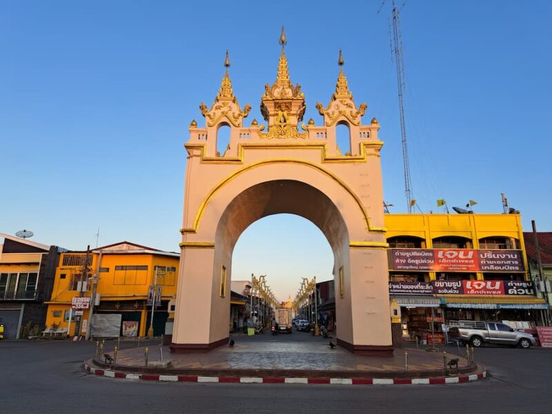 That Phanom 6 Achter de poort ligt de strook van de oude stad aan de Mekong © Bert Sitters