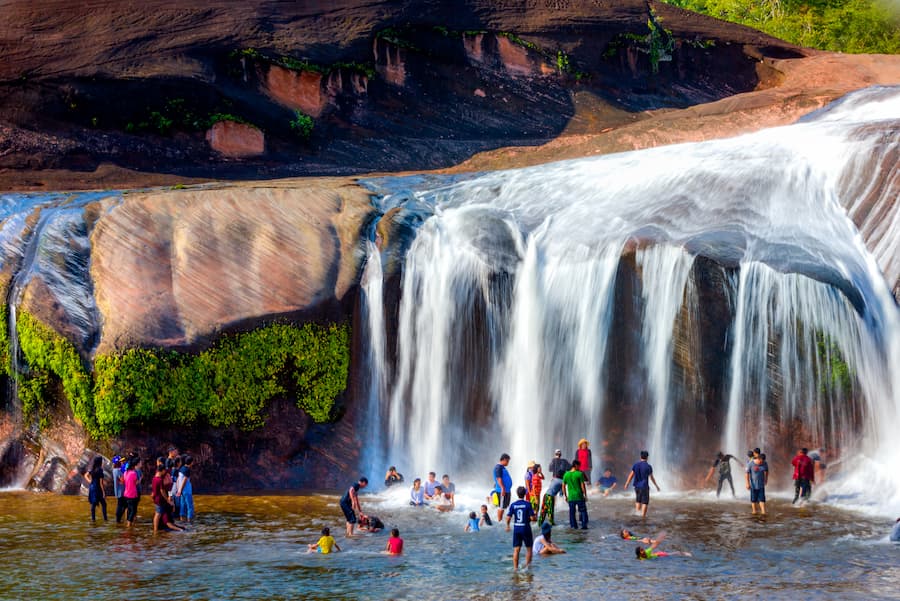 Heuvellandschap in het oosten van Bueng Kan 7 Watervallen in Bueng Kan © TAT