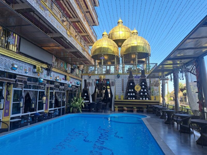 Het oosten van de provincie Kalasin 6 Ban Koon Mae Boulevard Hotel lijkt wel een oosters paleis © Bert Sitters