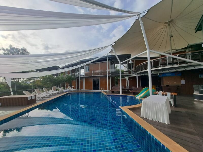 Het zuiden van de provincie Nong Bua Lamphu 8 Kamer aan het zwembad van Hi Creek Resort © Bert Sitters