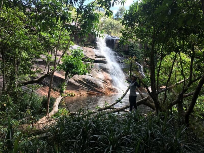 Heuvellandschap in het oosten van Bueng Kan 8 Zeven Kleuren Waterval in Bueng Kan © Robert Merks