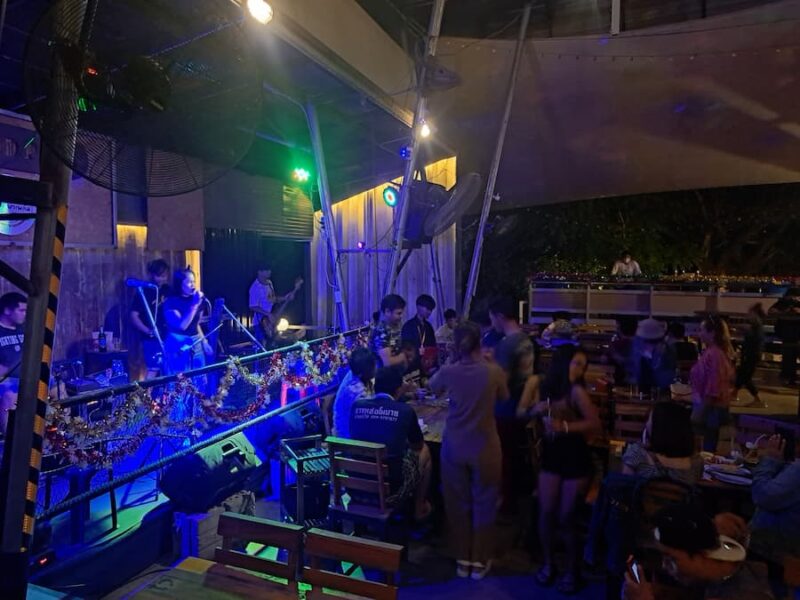 Het zuiden van de provincie Nong Bua Lamphu 9 Live muziek in Sewana © Bert Sitters