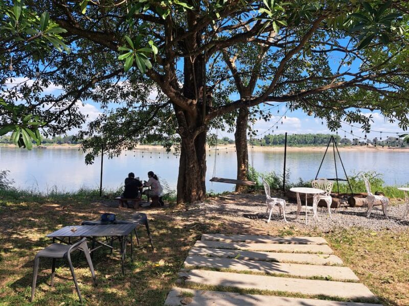 Martite Garden & Cafe heerlijk zitten aan de Mekong © Bert Sitters