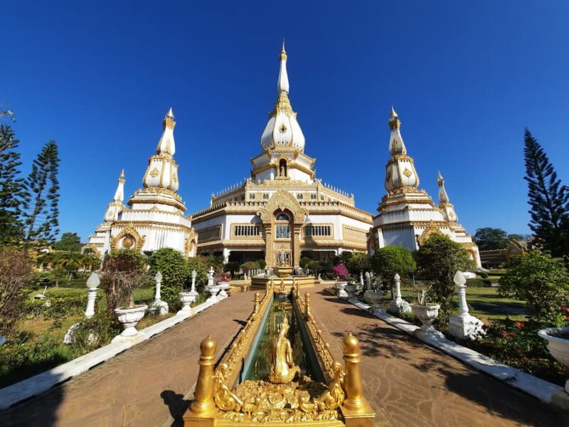 Provincie Roi Et oost 3 Ineens sta je voor de Maha Chedi Chai Mongkol © Bert Sitters