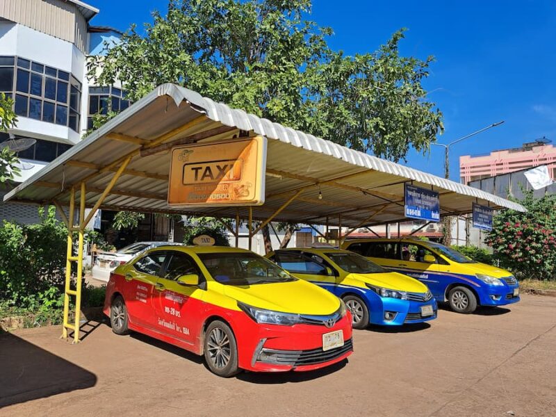Khmertempels in Buriram 10 Bij het busstation van Nong Rang, Buriram, staan taxi's © Bert Sitters