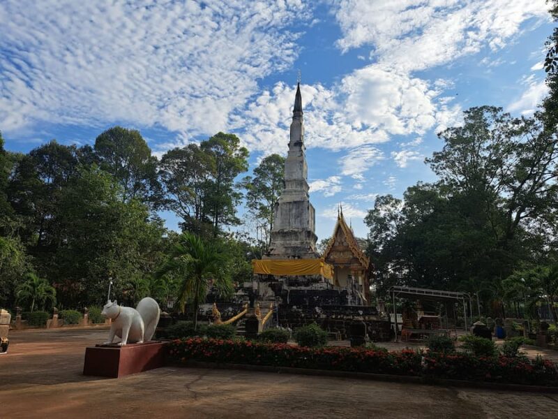 Red Lotus Lake (Han Kumphawapi) 14 Phra That Don Kaew © Bert Sitters