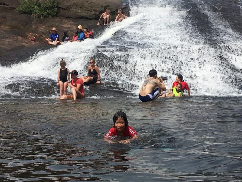 Heuvellandschap in het oosten van Bueng Kan 9 spelen in het water onder de waterval © Robert Merks