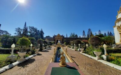 Oprijlaan Wat Pha nam Thip Prasat Waranam © Bert Sitters