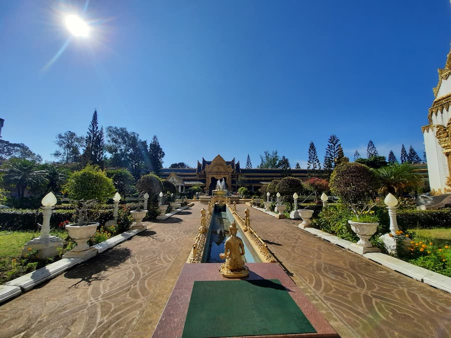Oprijlaan Wat Pha nam Thip Prasat Waranam © Bert Sitters