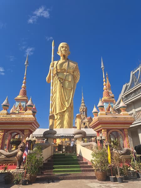 Provincie Udon Thani 21 Door het complex Wat Phra Theam kun je eindeloos dwalen © Bert Sitters