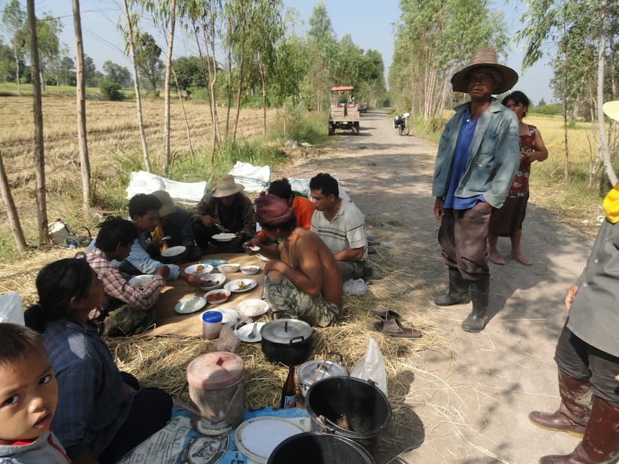 Lunch in de berm van de weg © Bert Sitters
